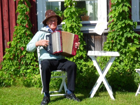 Sören Björk spelar dragspel sommaren 2010